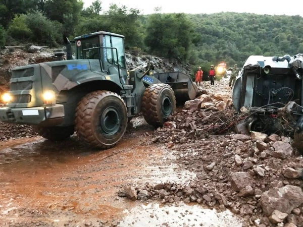 Η αποστολή «σωτηρίας» του στρατού ξηράς σε Μάνδρα και Νέα Πέραμο